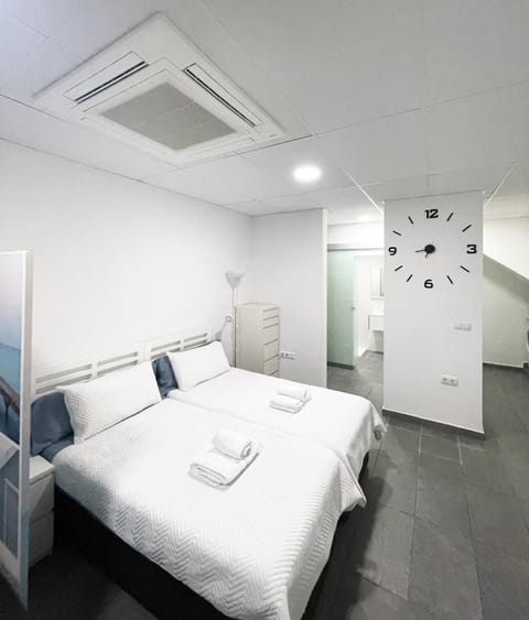 Bed, Photo of the whole room, Bedroom, air conditioner