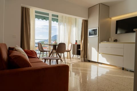 Communal lounge/ TV room, Natural landscape, TV and multimedia, Kitchen or kitchenette, Living room, Seating area, Dining area, Mountain view
