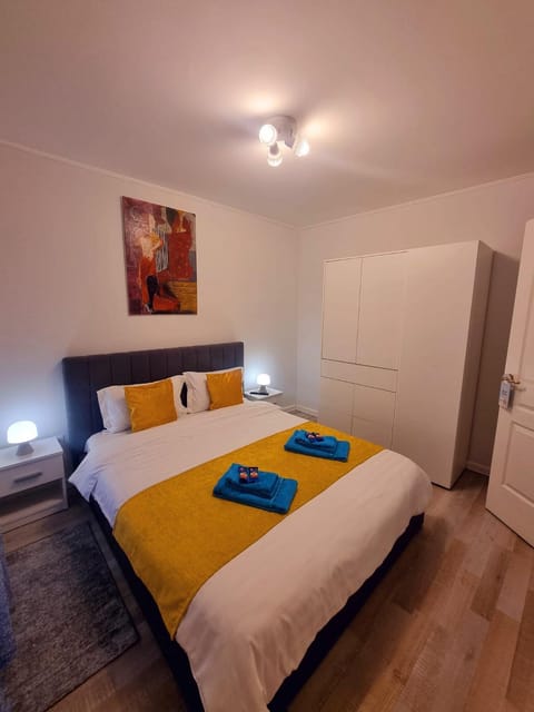 Bed, Night, Bedroom, towels