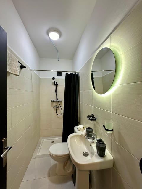 Shower, Toilet, Bathroom, bidet, towels