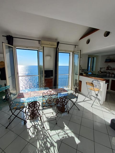 Seating area, Dining area, Sea view