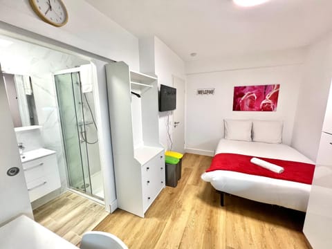 Shower, Bed, Bathroom, TV and multimedia, Photo of the whole room, Bedroom