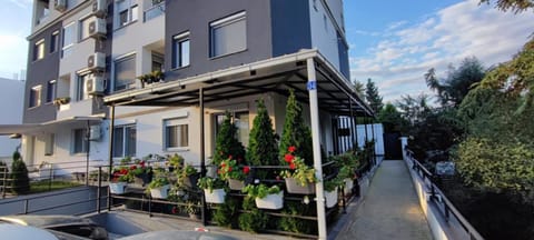Property building, Neighbourhood, Garden, Parking