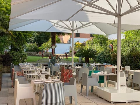 Restaurant/places to eat, Garden, Breakfast