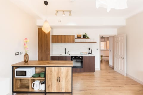 Coffee/tea facilities, Kitchen or kitchenette, microwave, oven