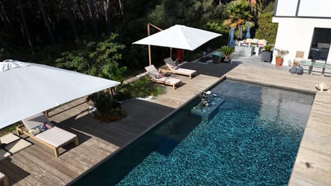 Shower, Property building, Patio, Restaurant/places to eat, Day, Natural landscape, Golfcourse, Bathroom, Coffee/tea facilities, Living room, Spa and wellness centre/facilities, Fitness centre/facilities, Seating area, Aqua park, Bedroom, Guests, Guests, Pool view, Swimming pool, Breakfast, Seasons, Location, Sunset, Parking, sunbed, wedding, wedding