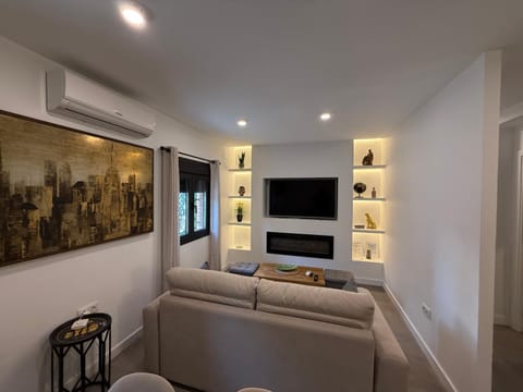Communal lounge/ TV room, TV and multimedia, Living room, Seating area, Evening entertainment