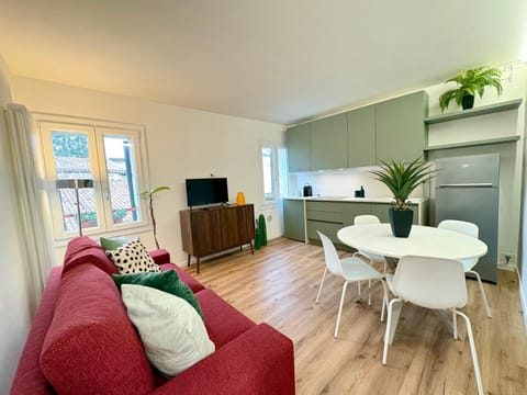 Kitchen or kitchenette, Living room, Seating area, Dining area