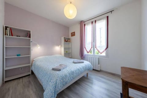 Bed, Library, Photo of the whole room, Bedroom