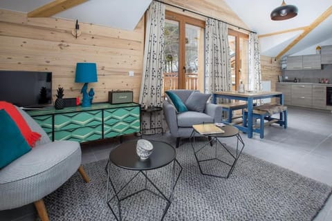 TV and multimedia, Kitchen or kitchenette, Living room, Seating area, Dining area