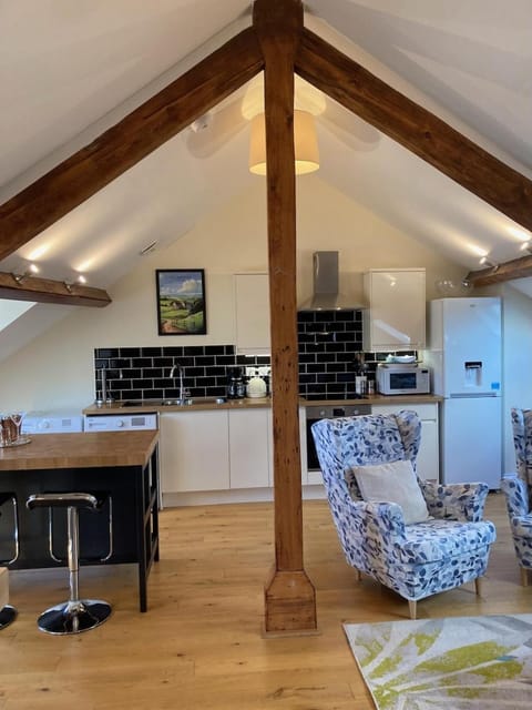 Windows over Stroud - 2BR Penthouse in Historic Building Apartment in Stroud