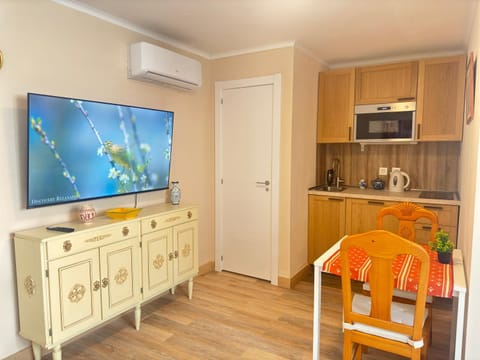 TV and multimedia, Kitchen or kitchenette, Dining area, air conditioner