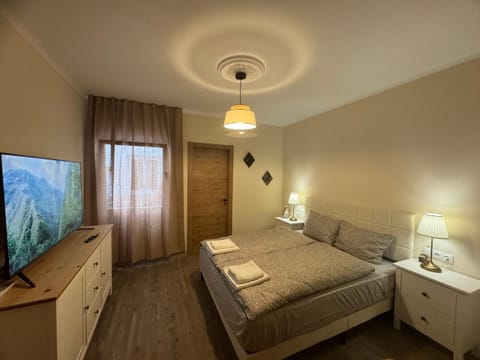 Bed, TV and multimedia, Bedroom