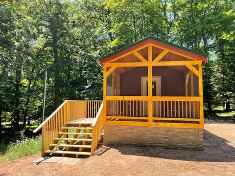 Bear Cub Cabin is a cozy 1 bedroom and loft oasis Cabin in Wisconsin
