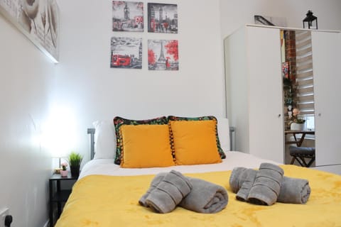 Bed, towels