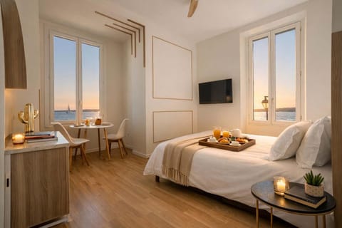 Photo of the whole room, Sea view