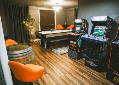 Vibrant Forest Retreat - Game Room, Spa, Fire Pit - Sleeps10 House in Kootenai County