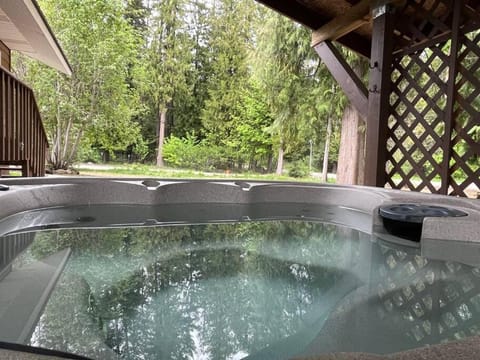 Vibrant Forest Retreat - Game Room, Spa, Fire Pit - Sleeps10 House in Kootenai County