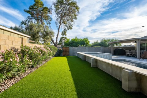 Dos Cacti outdoor oasis, heated pool, spa, bikes, EV, BBQ House in Mesa