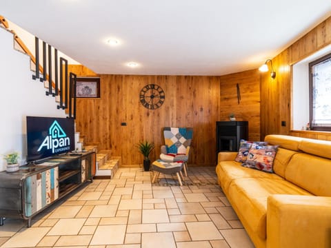 Communal lounge/ TV room, TV and multimedia, Living room, Seating area, Evening entertainment