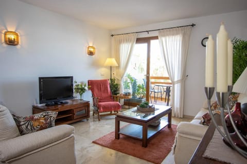 Communal lounge/ TV room, TV and multimedia, Living room, Seating area, Evening entertainment