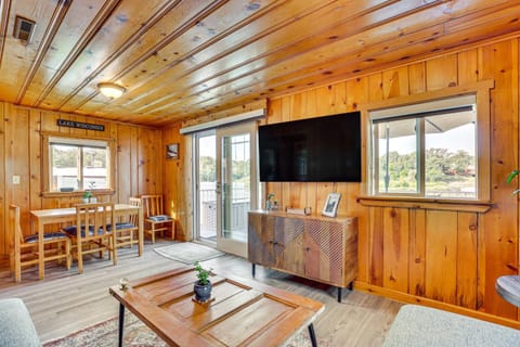 Hike, Ski, Ice Fish and Explore Lodi Lake Escape! House in Lake Wisconsin