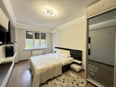 Bed, TV and multimedia, Photo of the whole room, Bedroom