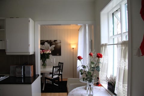 Day, Decorative detail, Communal kitchen