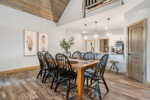 Golf Simulator- Private Hot Tub- Lake Views- Free Daily Tickets- Close to Attractions House in Branson