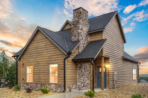 Golf Simulator- Private Hot Tub- Lake Views- Free Daily Tickets- Close to Attractions House in Branson