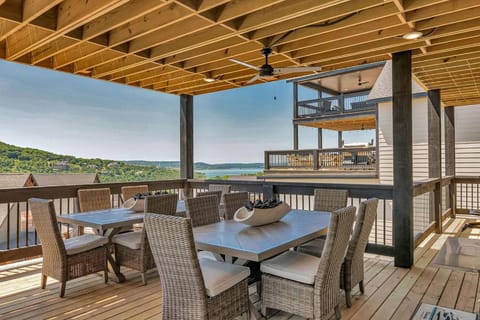 Private Pool- Fitness Room- Golf Cart- Arcades- Expansive Decks- Elevator! Golf Car too! Nature lodge in Ridgedale