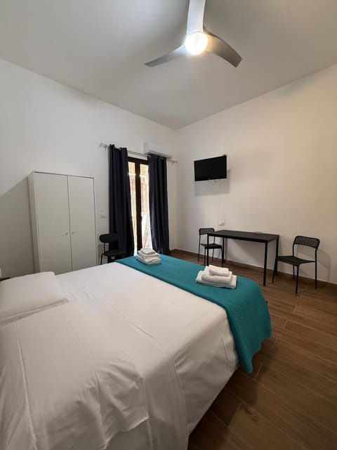 Bed, TV and multimedia, Photo of the whole room, Bedroom