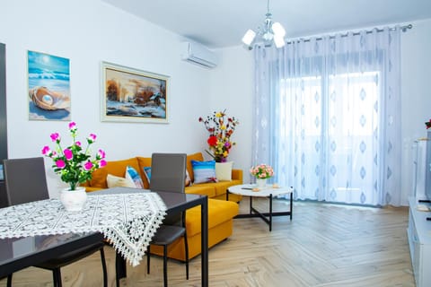 Living room, Seating area, Dining area, furniture, air conditioner