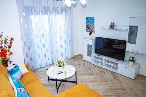 Communal lounge/ TV room, TV and multimedia, Living room, Seating area, Evening entertainment, furniture