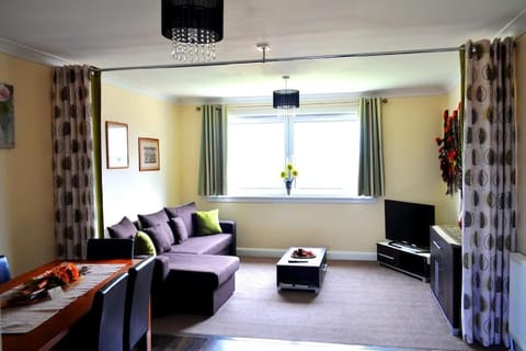 3 bedroom apt - Free parking & WiFi 350mbps Apartment in Glasgow