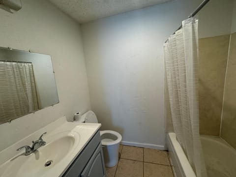 Cozy 2-Bedroom Apartment in Harvey