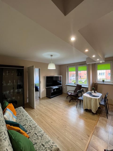 TV and multimedia, Living room, Seating area, Evening entertainment