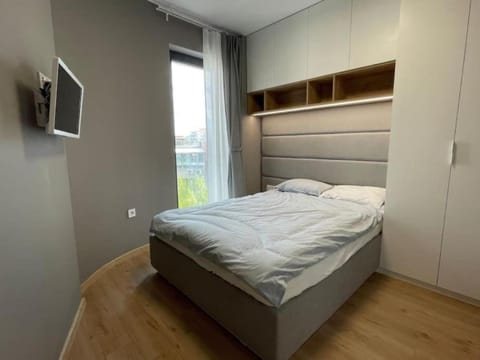 Bed, TV and multimedia, View (from property/room), Bedroom, City view, wardrobe