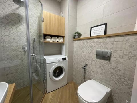 Shower, Toilet, bidet, towels, washing machine
