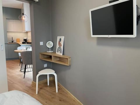 TV and multimedia, Living room, Decorative detail, Seating area, Bedroom