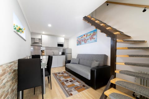Bed, Living room, Seating area, Dining area, Breakfast, internet