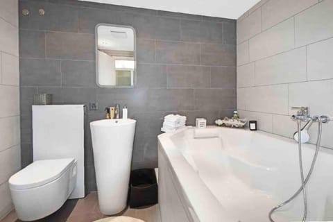 modern lakeside flat with pool access - 80m2 Apartment in Canton of Zurich