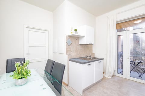 Kitchen or kitchenette, Dining area, pet friendly, stove