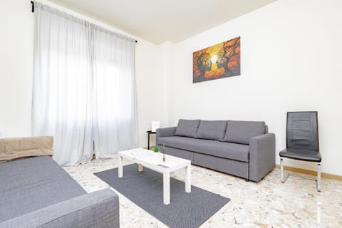 Bed, Living room, Photo of the whole room, Seating area, Bedroom