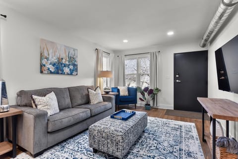 Day, TV and multimedia, Living room, Seating area, furniture