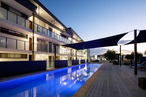Property building, Pool view, Swimming pool, Swimming pool, sunbed