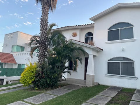 Residencia con alberca privada y jacuzzi en Lomas de Cocoyoc House in State of Morelos