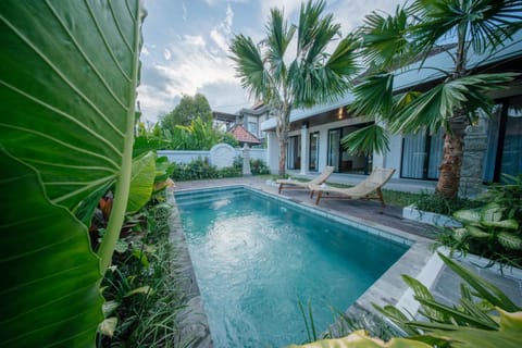 Property building, Day, Garden, Garden view, Pool view, Swimming pool, sunbed