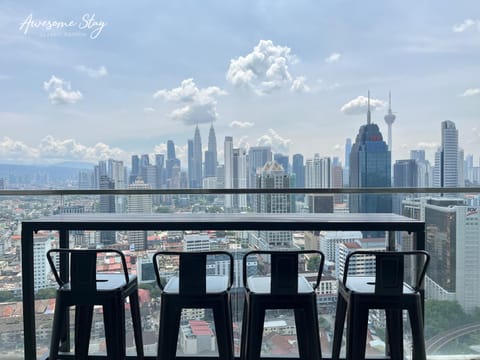 View (from property/room), Balcony/Terrace, City view