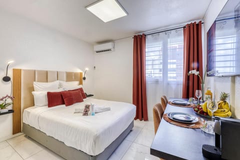 Bed, Photo of the whole room, Seating area, Dining area, air conditioner